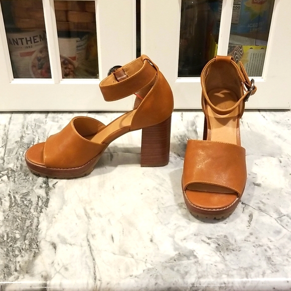 Crown Vintage Shoes - Like New Crown Vintage brown tan leather ankle strap lug pump heel CV Praige 7